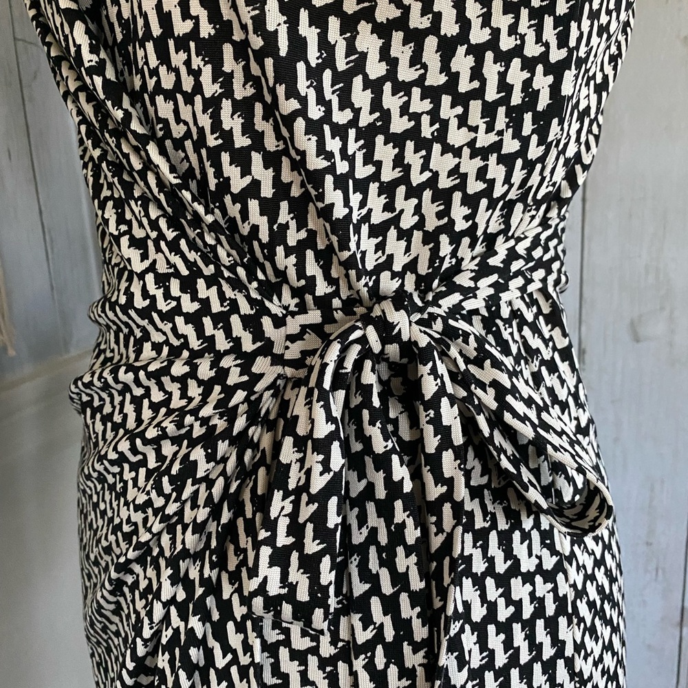 Diane Von Furstenberg Black and White Mini Wrap Dress - Picture 13 of 15